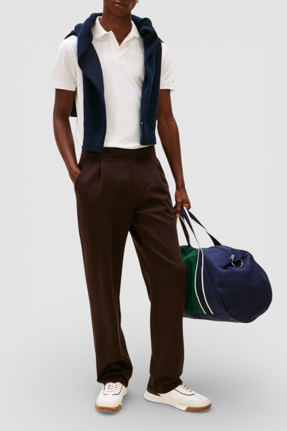 תמונת כל הלוק של חולצת פולו